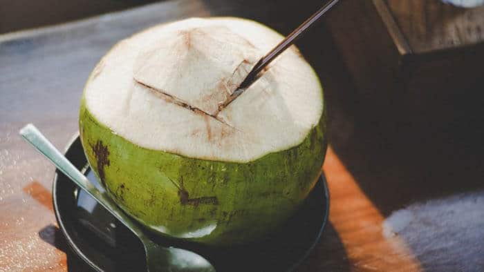 benefícios da água de coco para a saúde
