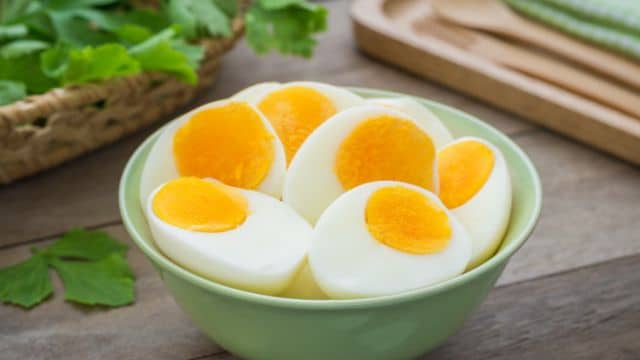 Pessoa com problema cardíaco pode comer ovos