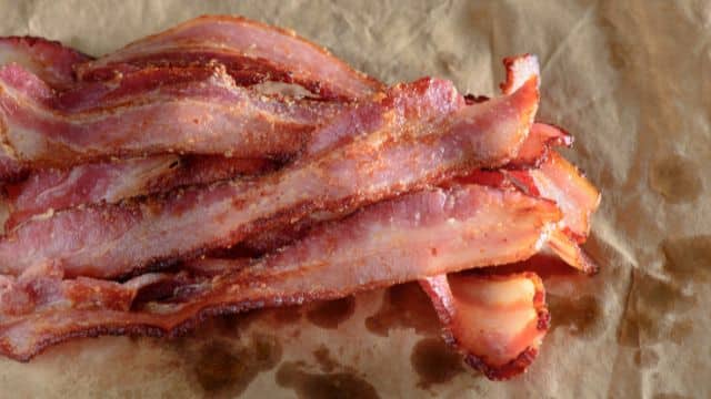 Como fazer bacon crocante no micro-ondas