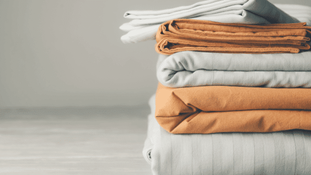 Como dobrar lençol com elástico