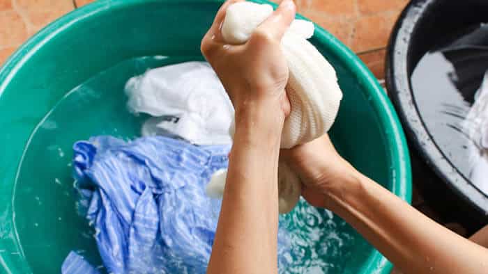 Como fazer para lavar roupas na mão