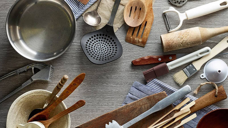 Lista com utensílios essenciais da cozinha