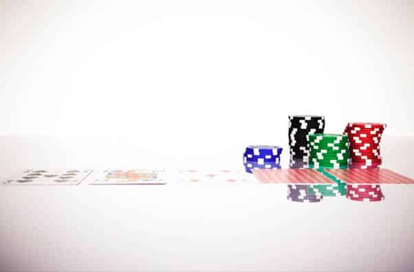 fichas e cartas de pôquer em uma mesa espelhada