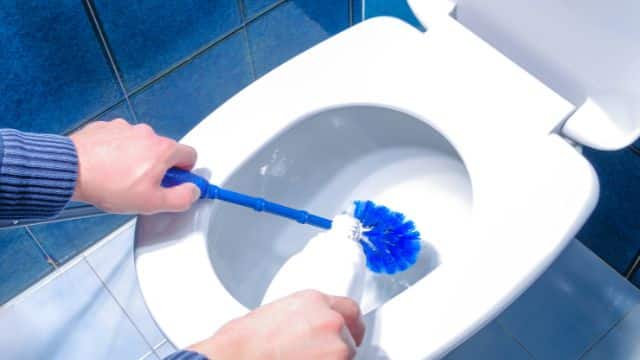 Como limpar escovas de banheiro para evitar bactérias